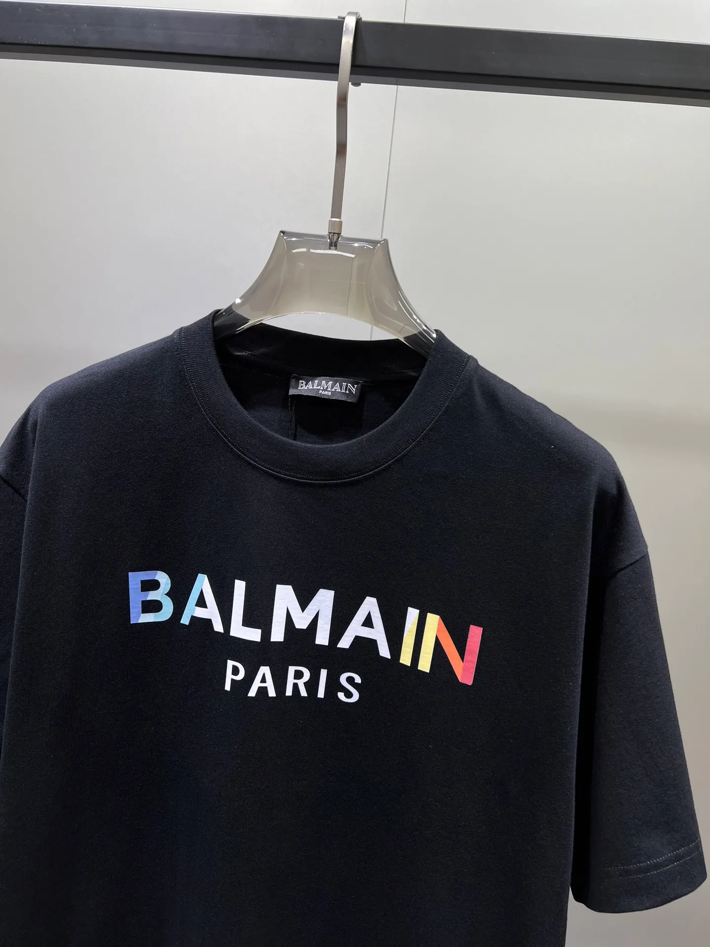 Balmain🌟New Arrival letter printing double-layer heavy-duty short-sleeved T-shirts. Letter patterns, whether T-shirts or sweatshirts, are hot sale items every year. The large-area front printing uses Dakangli digital printing machine direct injection. The cost is extremely high. After many debuggings, the color difference of the pattern is close to 99% of the original version. It is different from the junk offset printing version in the market. It is super time-consuming. The fabric is exclusively customized and dyed. Gram cotton double-strand 🐎🐎Size: S-XXL Black White 2 colors (the last picture of the Size table is available) Size table Bust Shoulder Width Clothes Length Sleeve Length S 110 54 69 21 M 114 56 71 22 L 118 58 73 22 XL 122 60 75 23 2XL 126 62 77 23